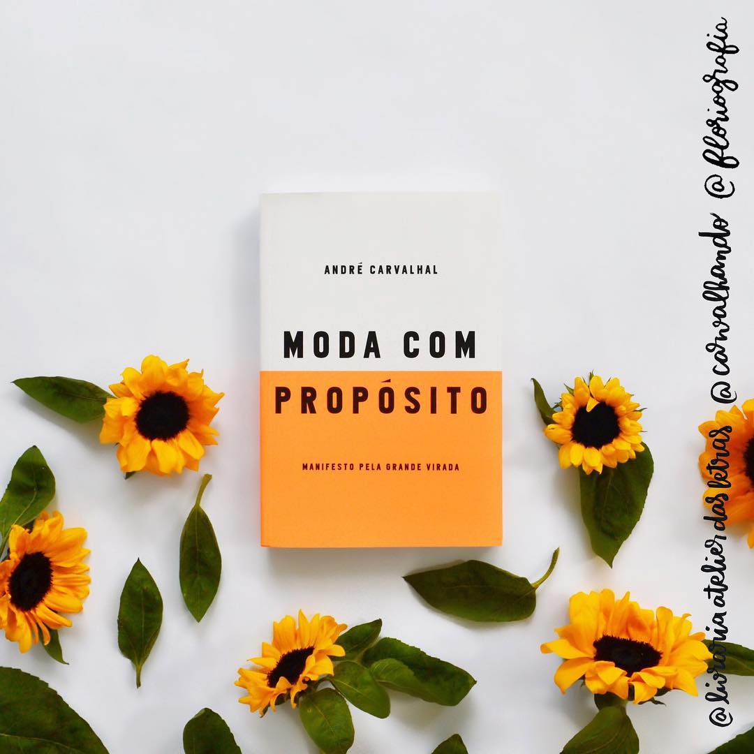 Uma das pessoas mais generosas que conheço é o @carvalhando 💛 Tive a alegria de ouvir a sua palestra essa semana em Fortaleza falando de #modacomproposito, precisamos falar mais sobre como a nossa relação com moda está mudando e sobre consumo consciente - tudo começa com os nossos hábitos diários. Não poderia deixar de fazer uma #floriografia 🌻 afinal, quando esse era um projetinho dentro do @adorofarm foi ele que me deu o empurrão pra continuar fazendo floriografias em outros trabalhos. O livro, recebi da minha querida @livrariaatelierdasletras (a melhor livraria voltada pra moda e design, eles entregam em todo o Brasil) 😍
