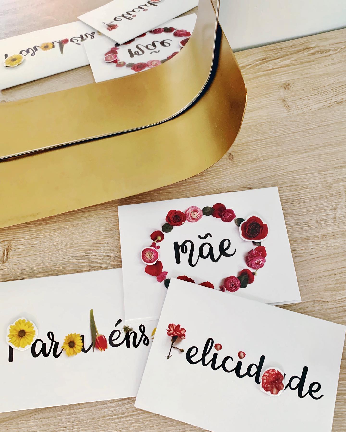 Enquete: cartão pra uma recém mamãe de segunda viagem, qual devo enviar? Parabéns, Mãe ou Felicidade? Comenta aqui e me ajuda a tirar essa dúvida 👇 Os cartões são da coleção Floriografia para Teca @tecapapelaria, com entrega pro Brasil inteiro ♥️