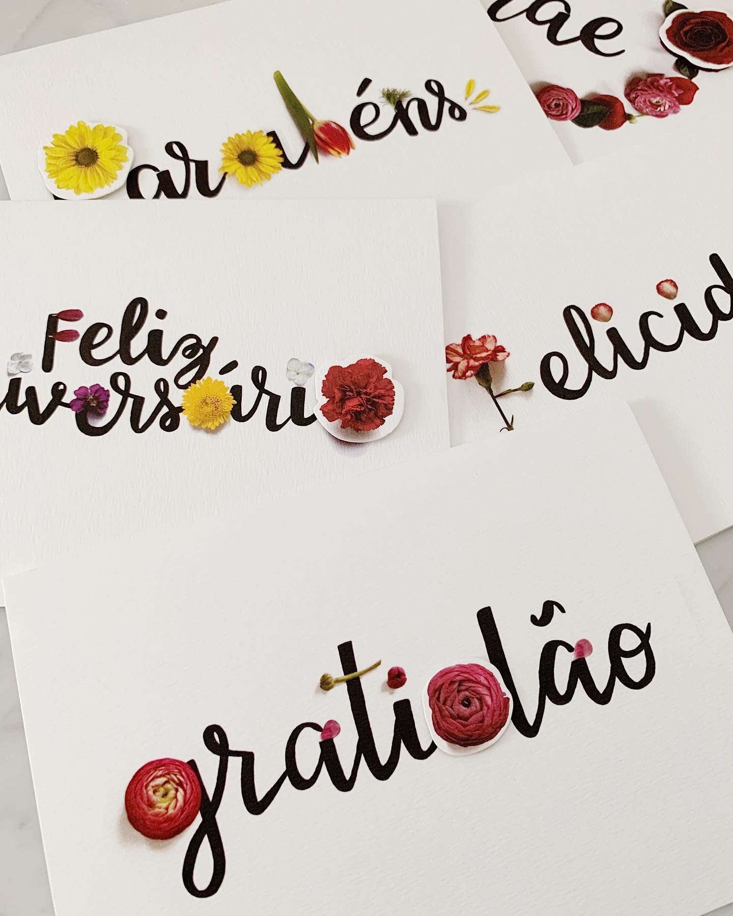 Cartões Floriografia ♥️ TECA | Vocês sempre me perguntam se tem #floriografia de Feliz Aniversário, então junto com a @tecaprodutosdepapelaria criei cartões para as ocasiões mais especiais | Link na bio 👉 http://bit.ly/cartaoflori